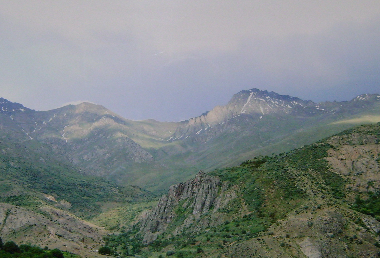 ზანგეზურის ეროვნული პარკის მთები, 2009 წლის ივლისი. ეს პარკის ხედია და არა ის ადგილი, სადაც ფოტოხაფანგმა ჯიქი ჩაწერა.