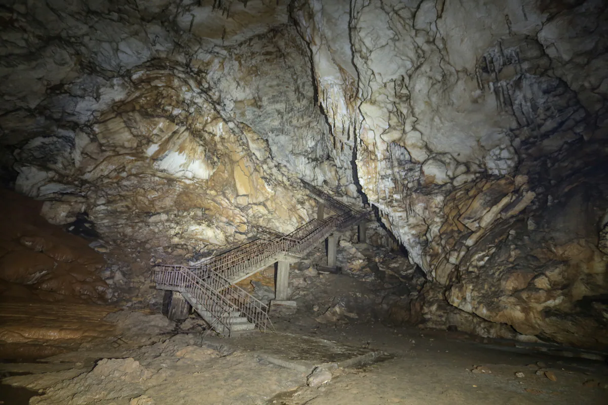 A hall with a staircase in Satsurblia Cave. Colchidoniscus kutaissianus was also collected here. Wikimedia Commons, CC BY-SA 4.0.