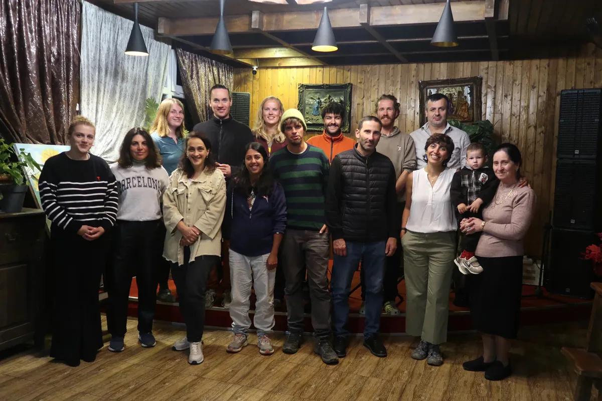 Batumi Raptor Count-ის გუნდის საერთო ფოტო სეზონის ბოლო დღის ვახშმის შემდეგ.